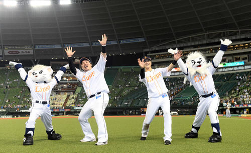 ファンと一緒に「どすこい」ポーズを決める西武山川（左）と金子（撮影・たえ見朱実）