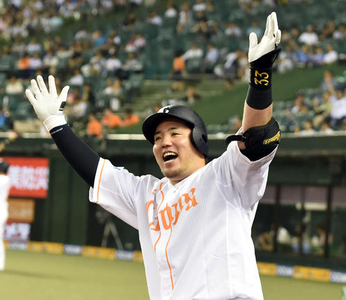 2回裏西武無死、左越えに36号ソロ本塁打を放ちポーズを決める山川（撮影・たえ見朱実）