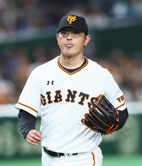 イースタン・リーグ　巨人対日本ハム　6回から登板し、1イニングを無失点に抑えベンチに戻る巨人岩隈（撮影・足立雅史）