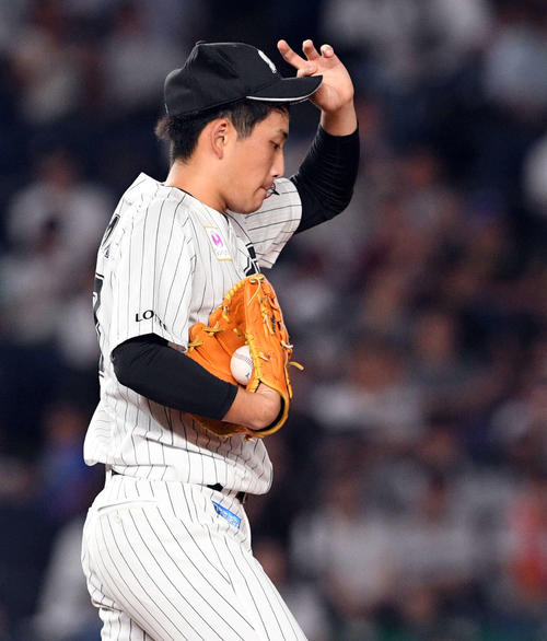 ロッテ対楽天　7回表楽天無死、ブラッシュに本塁打を浴び肩を落とす小島（撮影・滝沢徹郎）