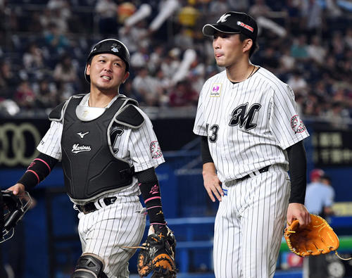 ロッテ対楽天　7回表、楽天ブラッシュに本塁打を浴び悔しげな表情で引き揚げるロッテ小島（右）と田村（撮影・滝沢徹郎）
