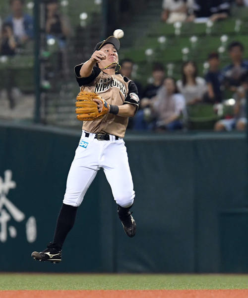 西武対日本ハム　2回裏西武1死、秋山翔吾の内野安打を二塁手渡辺諒が一塁に悪送球し、二塁進塁を許す（撮影・たえ見朱実）