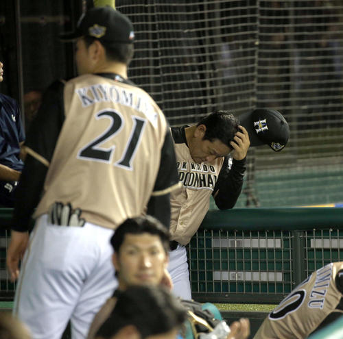 西武対日本ハム　ベンチで頭を抱える日本ハム栗山監督（撮影・佐藤翔太）