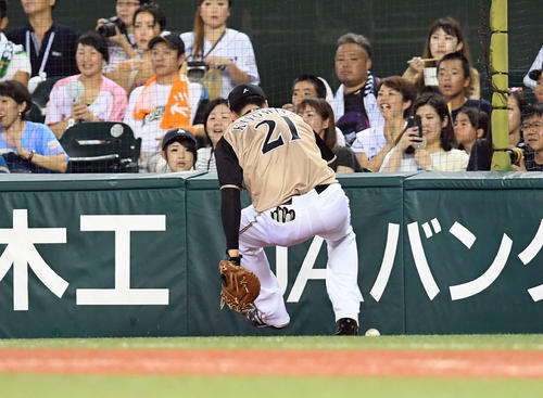 西武対日本ハム　1回裏西武無死一塁、渡辺諒の送球ミスで清宮幸太郎が後逸（撮影・たえ見朱実）