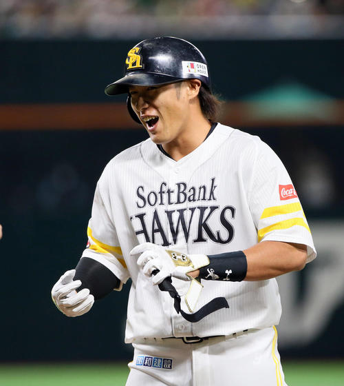 ソフトバンク対オリックス　1回裏ソフトバンク1死、柳田は左前打を放ち塁上で笑顔を見せる（撮影・栗木一考）