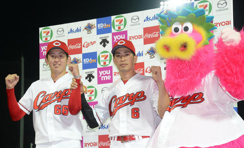 広島対ヤクルト　プロ初勝利を挙げた遠藤（左）と決勝の本塁打を放った安部はガッツポーズ撮影・今浪浩三）