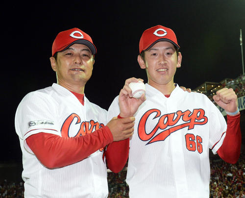 プロ初勝利を挙げた遠藤淳志は緒方孝市監督（左）から祝福される（撮影・今浪浩三）