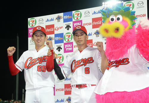 プロ初勝利を挙げた遠藤（左）と決勝の本塁打を放った安部はガッツポーズ撮影・今浪浩三）