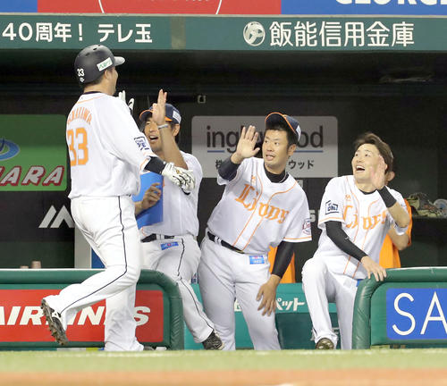 西武対日本ハム　2回裏西武無死、勝ち越しとなる中越え本塁打を放った山川を出迎える榎田（左から2人目）（撮影・佐藤翔太）