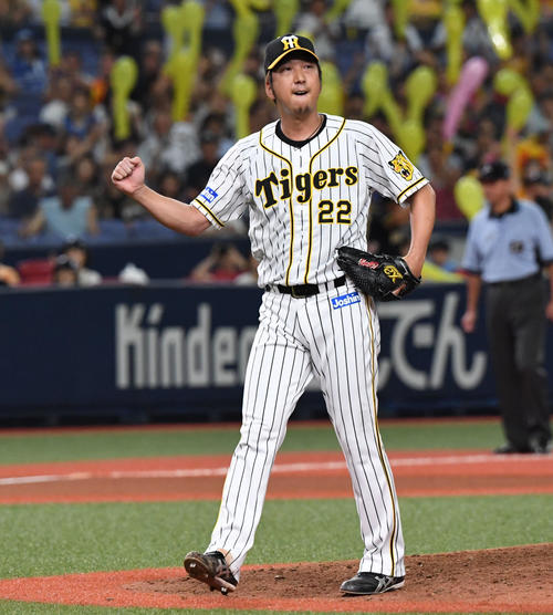 9回を無失点に抑えDeNAに勝利、ガッツポーズをする藤川球児（撮影・奥田泰也）
