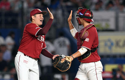 ロッテ対楽天　9回裏を抑え楽天太田（右）とタッチを交わす松井（撮影・滝沢徹郎）