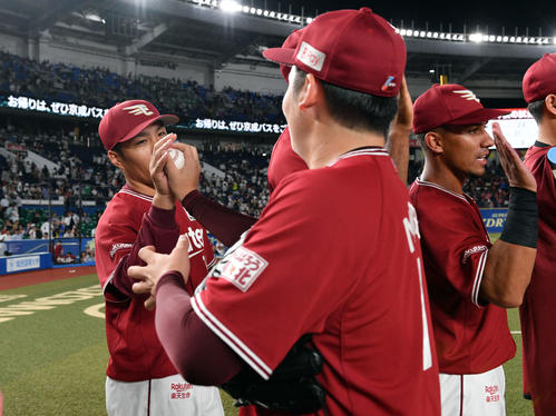 ロッテ対楽天　試合後、楽天松井（手前）からウイニングボールを受け取る則本昂（撮影・滝沢徹郎）