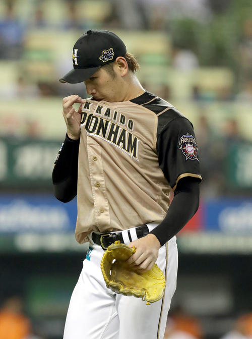 西武対日本ハム　2回途中で降板しベンチに戻る日本ハム加藤（撮影・佐藤翔太）