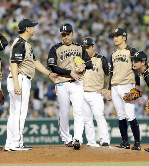 西武対日本ハム　2回途中で降板する日本ハム加藤（撮影・佐藤翔太）