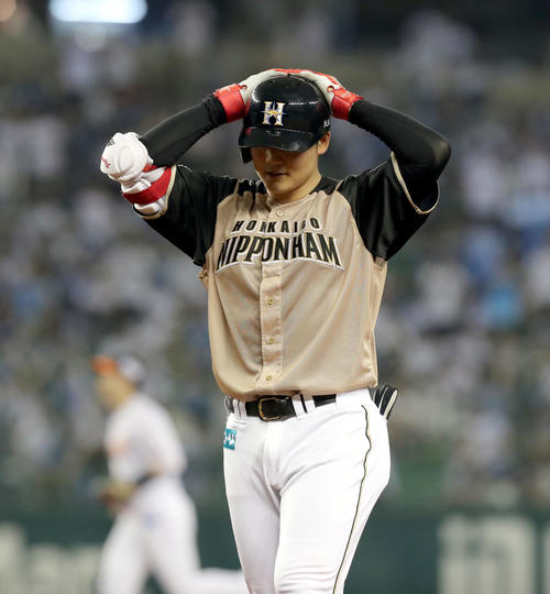 西武対日本ハム　5回表日本ハム2死満塁、二飛に終わり頭を抱える清宮（撮影・佐藤翔太）