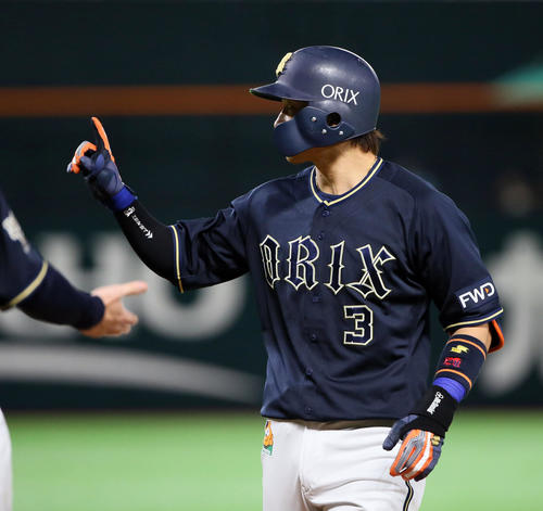 2回表オリックス2死一、二塁、安達は中前適時打を放つ（撮影・栗木一考）
