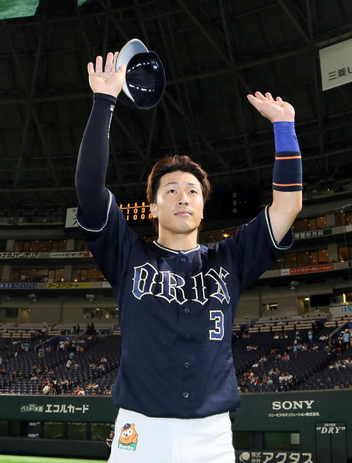 ファンの声援に応える安達（撮影・栗木一考）