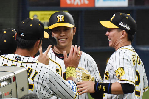 阪神対DeNA　3回裏阪神無死、高山は中越え本塁打を放ちナインとタッチを交わす（撮影・奥田泰也）