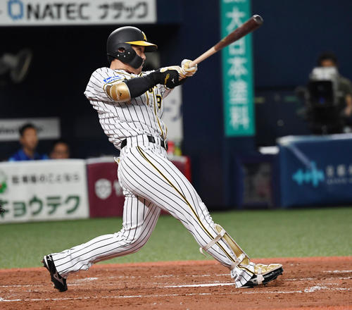阪神対DeNA　3回裏阪神無死、高山は中越えにソロ本塁打を放つ（撮影・奥田泰也）