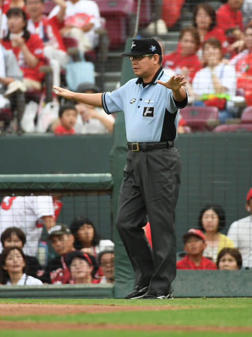 広島対ヤクルト　1回表ヤクルト2死一塁、バレンティンのとき、一塁走者の山田哲は二塁盗塁を狙うも、二塁敷田塁審はアウトを宣告、リプレー検証でセーフになる（撮影・今浪浩三）