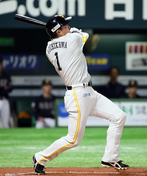 1回裏ソフトバンク1死一塁、内川は左越えに先制2点本塁打を放つ（撮影・栗木一考）