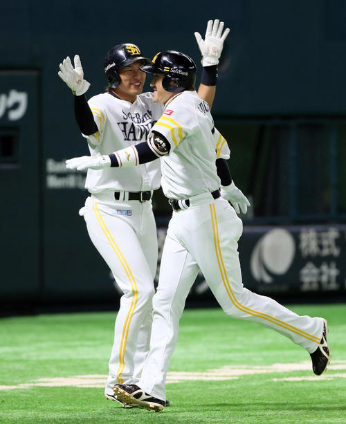 1回裏ソフトバンク1死一塁、内川は左越えに先制2点本塁打を放ち柳田（左）の出迎えを受ける（撮影・栗木一考）