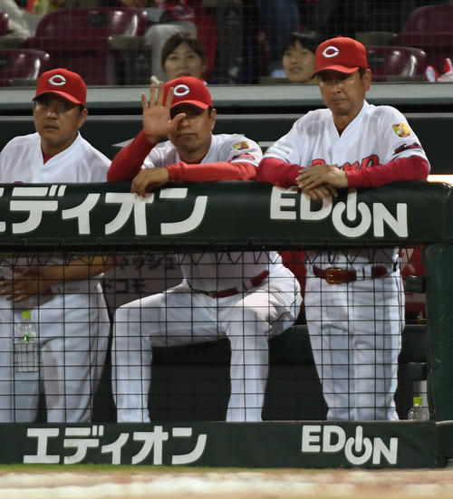 4回表ヤクルト2死満塁、石川の勝ち越しの2点適時打で生還した雄平の判定でリプレー検証するも認められず球審に手を上げる緒方監督（中央）（撮影・今浪浩三）