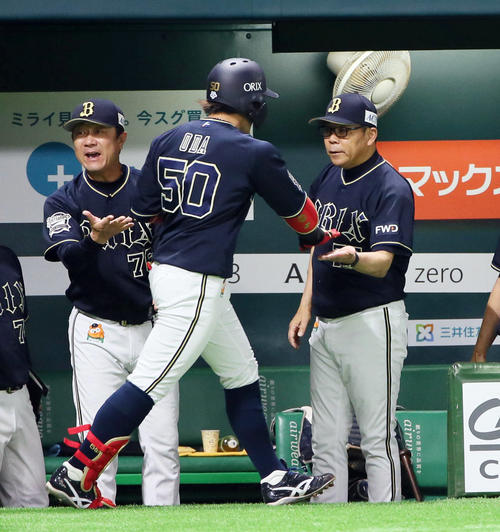 7回表オリックス2死二、三塁、3点本塁打を放った小田（左）を出迎える西村監督（撮影・栗木一考）