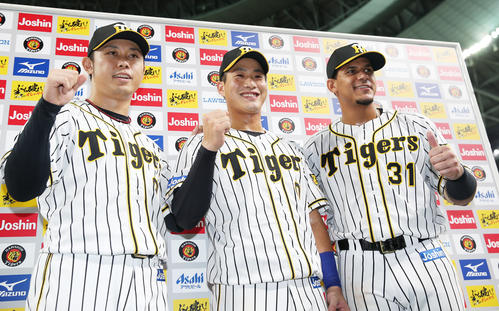 阪神対DeNA　お立ち台で笑顔でガッツポーズする、左から阪神高山、木浪、マルテ（撮影・前田充）