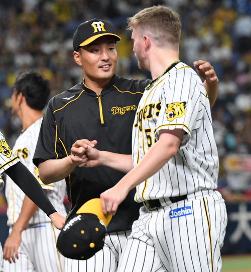 阪神対DeNA　阪神秋山拓巳（左）はピアース・ジョンソンと話す（撮影・奥田泰也）