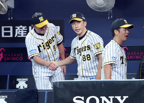 阪神対DeNA　DeNAに勝利し、清水ヘッドコーチ（左）と握手を交わす矢野監督（中央）（撮影・前田充）