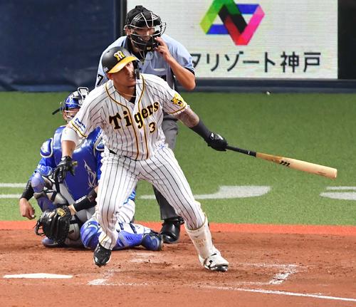 阪神対DeNA　4回裏阪神1死二塁、左翼線へ適時二塁打を放つジェフリー・マルテ（撮影・上田博志）