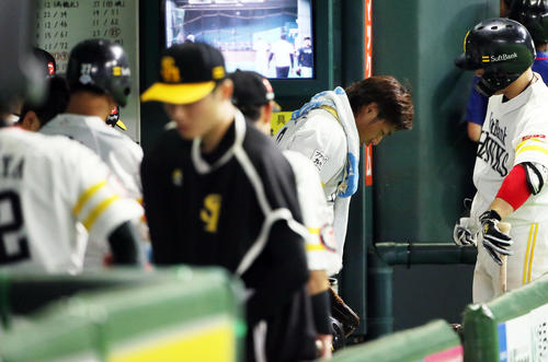 オリックスに敗れグラウンドに一礼する柳田（右から2人目）（撮影・栗木一考）