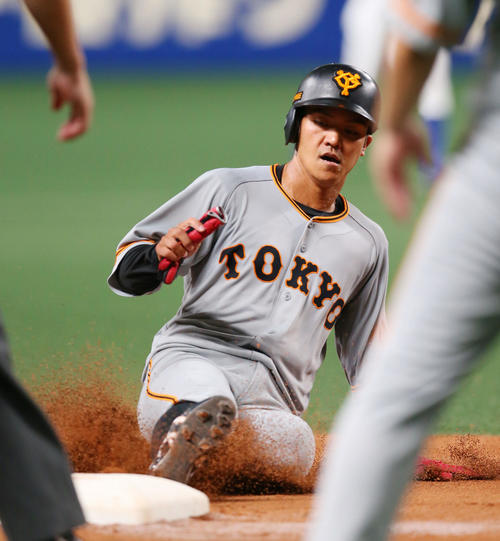 中日対巨人　7回表巨人無死一、二塁、坂本勇の中飛で三塁に進塁する田中俊（撮影・垰建太）