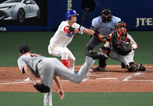 中日対巨人20回　4回裏中日無死三塁、藤井淳志は左適時二塁打を放つ。投手テイラー・ヤングマン（撮影・前岡正明）