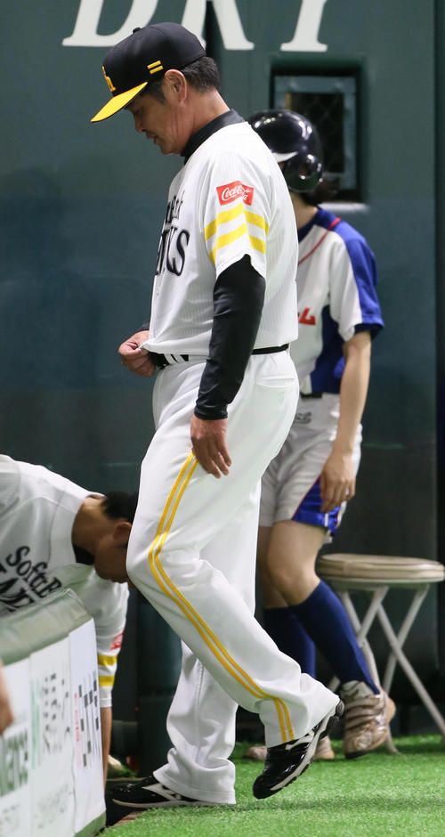 7回、高橋純に交代を出しベンチへ引き揚げる工藤監督（撮影・栗木一考）