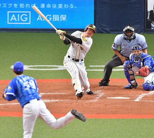 阪神対DeNA　3回裏阪神無死一塁、左越え2点本塁打を放つ福留（撮影・上田博志）