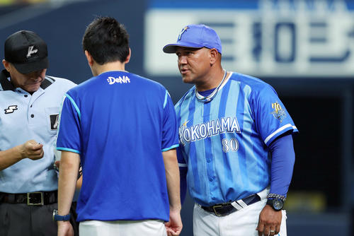 阪神対DeNA　7回、選手交代を告げるアラミレス監督（撮影・前田充）