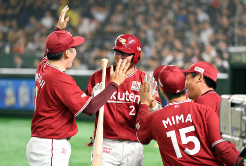 ロッテ対楽天　10回表楽天1死一、三塁、勝ち越しスクイズを決めた太田（中央）はベンチに戻り松井（左）と美馬（右手前）から祝福される（撮影・滝沢徹郎）