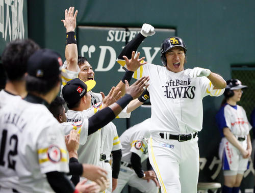 7回裏ソフトバンク1死、柳田は左越え本塁打を放ち、ナインの出迎えを受ける（撮影・栗木一考）