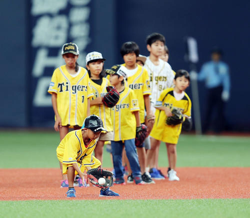 阪神対DeNA　試合前、阪神ファンクラブキッズのノック体験に参加する子どもたち（撮影・前田充）