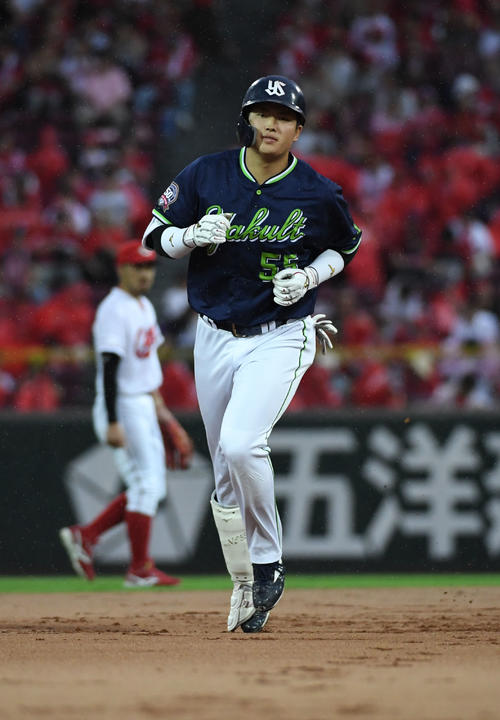 広島対ヤクルト　2回表ヤクルト無死、村上宗隆は中越えに先制のソロ本塁打を放つ（撮影・今浪浩三）