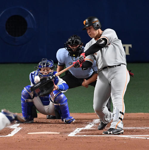 中日対巨人　2回表巨人無死、岡本はバックスクリーンに本塁打を放つ（撮影・前岡正明）