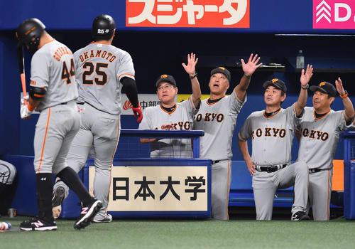 中日対巨人　2回表巨人無死、中越え本塁打を放った岡本和真を迎える原辰徳監督（撮影・森本幸一）