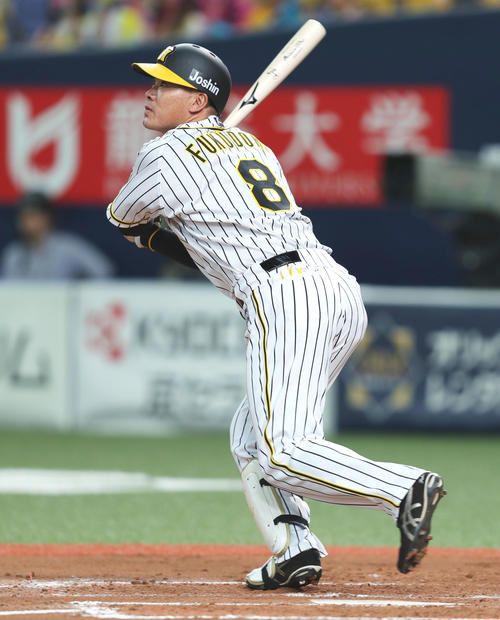 阪神対DeNA　3回裏阪神無死一塁、左越え2点本塁打を放つ福留（撮影・前田充）