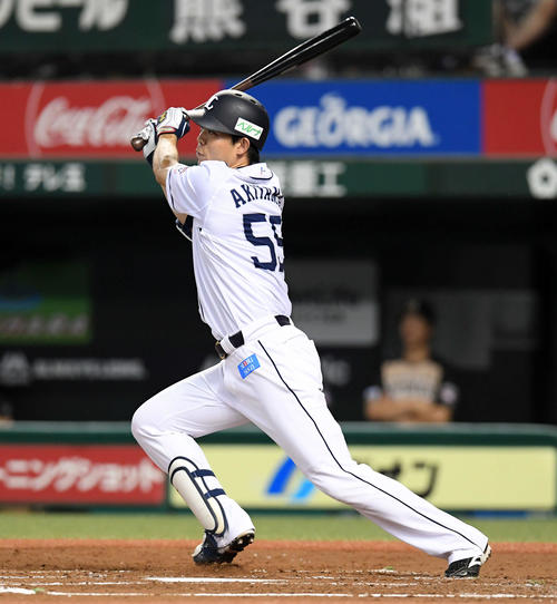 西武対日本ハム　3回裏西武2死、中越え先制の16号ソロ本塁打を放つ秋山（撮影・たえ見朱実）