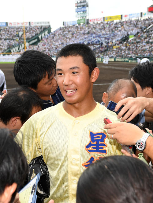 履正社対星稜　試合を終え、報道陣に囲まれる星稜・奥川（撮影・横山健太）