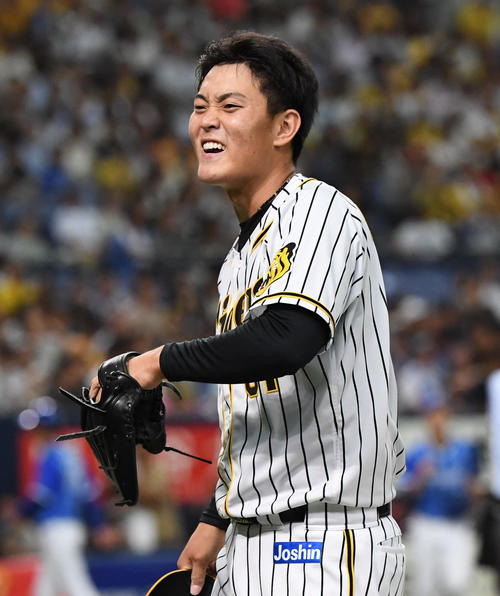 阪神対DeNA　3回を無失点に抑えた望月惇志は笑顔を見せる（撮影・奥田泰也）