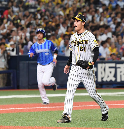 阪神対DeNA　4回表DeNA2死満塁、戸柱恭孝を左飛に仕留め雄叫びをあげる望月惇志（撮影・奥田泰也）
