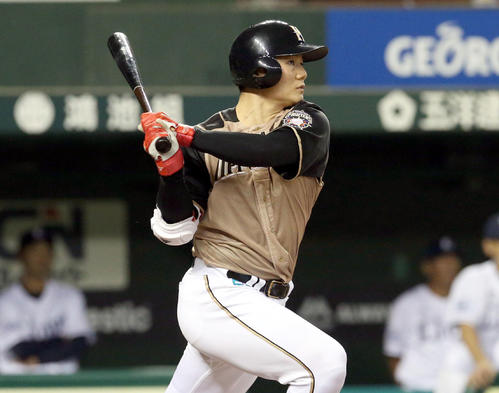 西武対日本ハム　6回表日本ハム1死一塁、清宮は右越え2点本塁打を放つ（撮影・佐藤翔太）